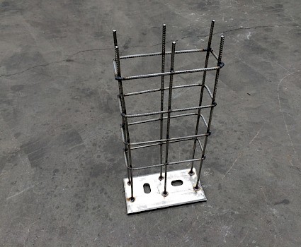 Stainless steel plate with welded ribbed bar