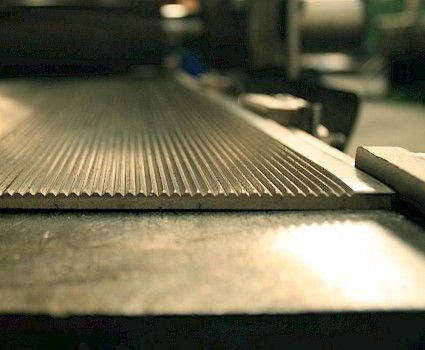 Serrated plate on milling machine